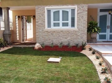 Remodelación exterior completa con escalones, rampa, portón, ventana y jardinería (2)