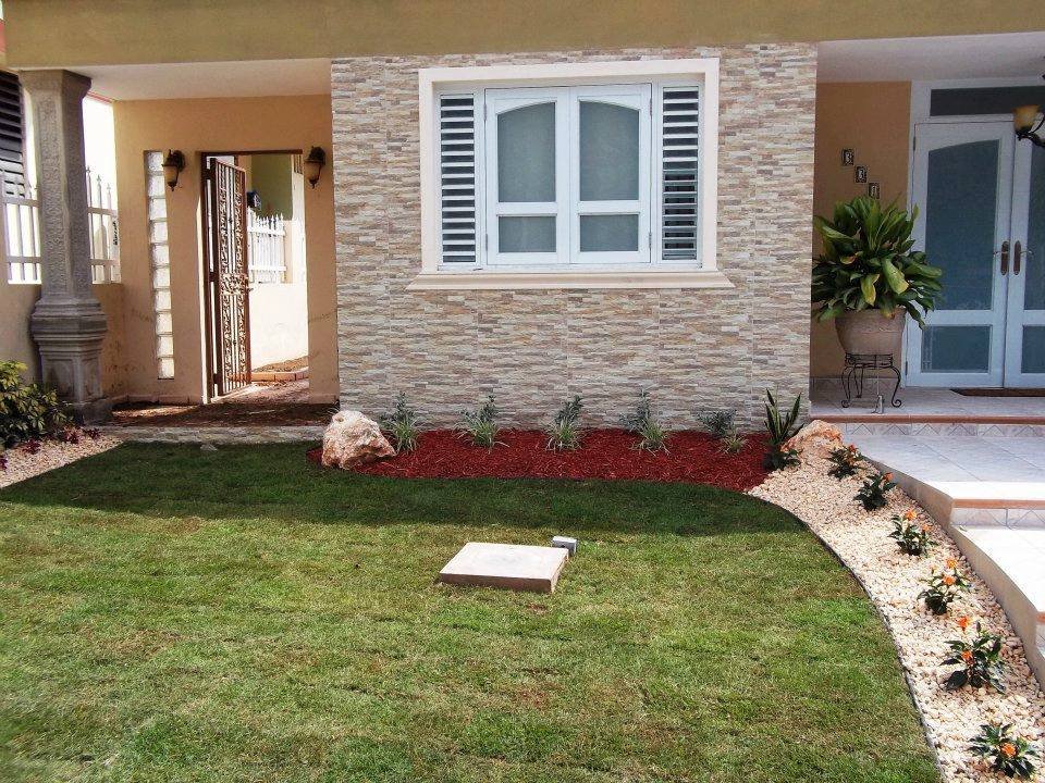 Remodelación exterior completa con escalones, rampa, portón, ventana y jardinería (2)